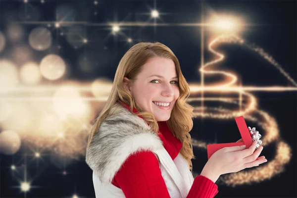 Überraschte Frau öffnet Geschenk — Stockfoto