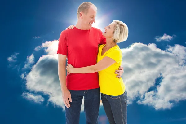 Glücklich reifes Paar umarmt und lächelt — Stockfoto