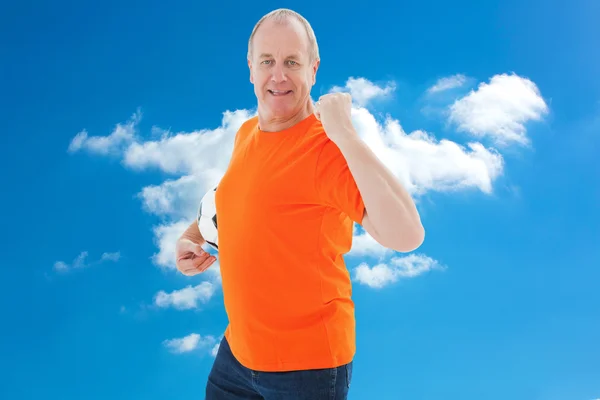 Volwassen man in oranje tshirt juichen bedrijf — Stockfoto