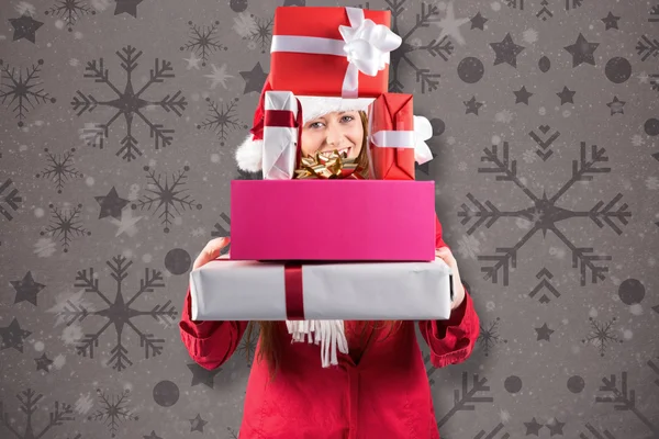 Feestelijke roodharige houden stapel geschenken — Stockfoto