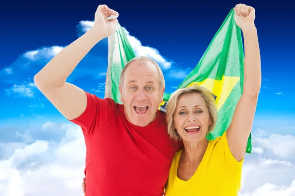 Feliz casal mais velho torcendo em câmera segurando — Fotografia de Stock