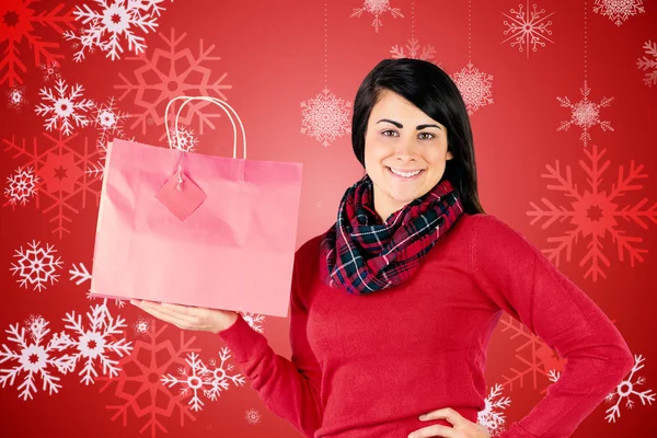 Morena mostrando bolsa de regalo roja — Foto de Stock