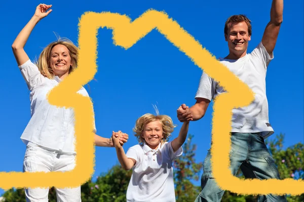 Schöne Familie spielt im Garten — Stockfoto