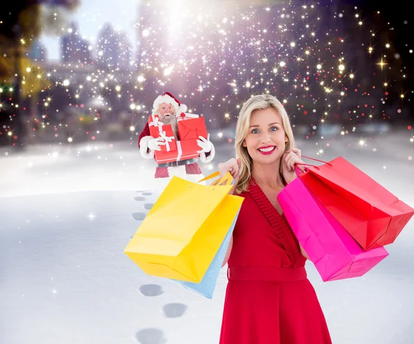 Loira elegante segurando sacos de compras — Fotografia de Stock