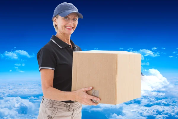 Счастливая доставка женщина держит картонную коробку — стоковое фото