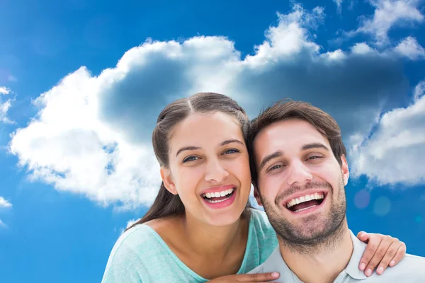 Nettes Paar lächelt in die Kamera — Stockfoto