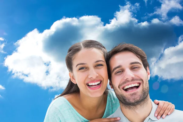 Linda pareja sonriendo a la cámara — Foto de Stock