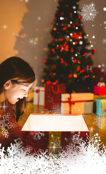 Mała dziewczynka otwarcie świecące prezent Boże Narodzenie — Zdjęcie stockowe