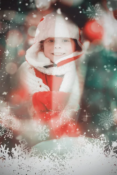 Niño festivo sonriendo a la cámara — Foto de Stock