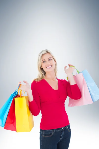 Šťastné blond hospodářství nákupní tašky — Stock fotografie