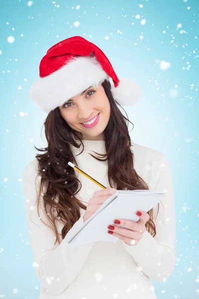 Lächelnde Brünette schreibt Weihnachtsliste — Stockfoto