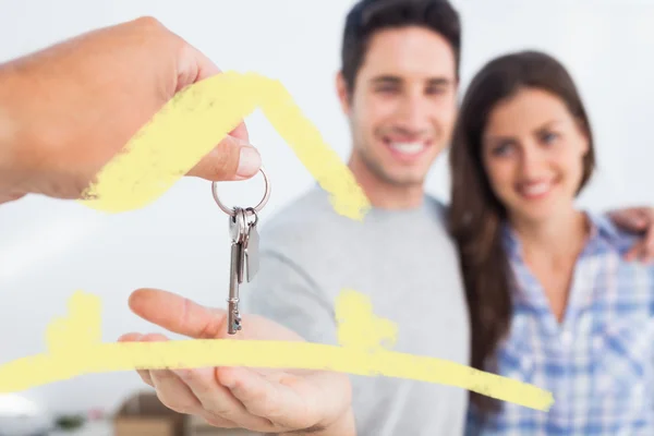 Homem recebendo uma chave da casa — Fotografia de Stock