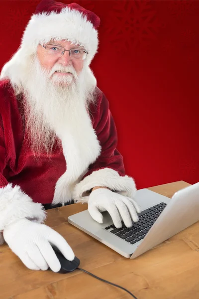 Santa navega en Internet — Foto de Stock