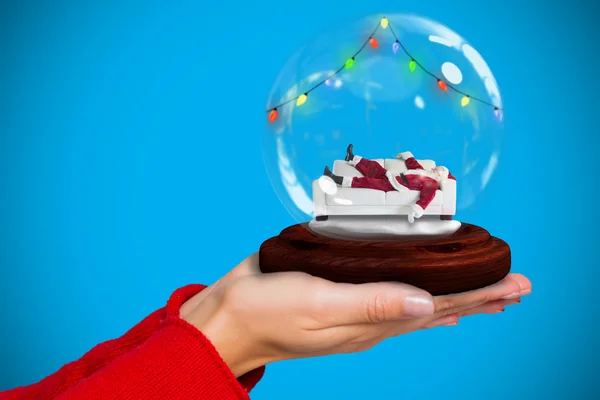 Hand met santa sneeuw globe — Stockfoto