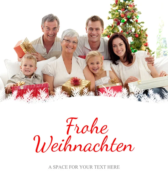 Familie hält Weihnachtsgeschenke zu Hause — Stockfoto