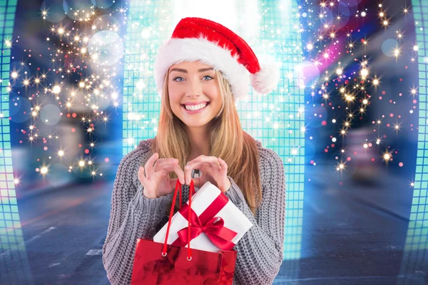 Slavnostní blondýnka drží vánoční dárek a pytel — Stock fotografie