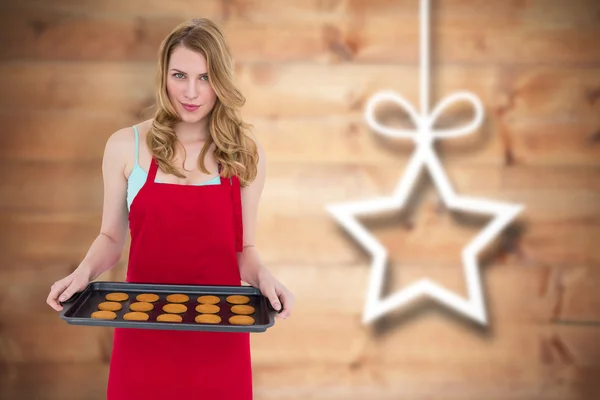 Bonita rubia mostrando galletas calientes — Foto de Stock