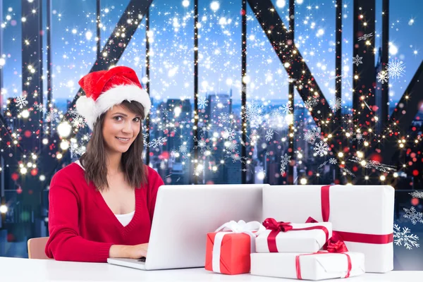 Feestelijke brunette online winkelen met laptop — Stockfoto