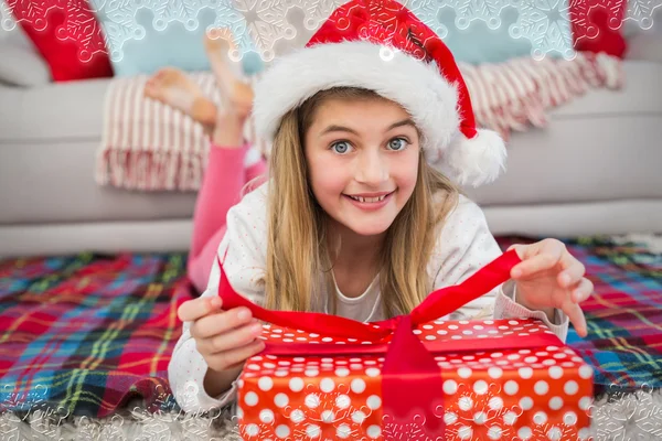 Feestelijke klein meisje opening geschenk — Stockfoto