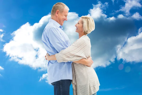 Gelukkige volwassen paar knuffelen en glimlachen — Stockfoto