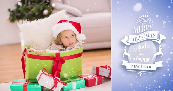 Menina sentada em gigante presente de Natal — Fotografia de Stock