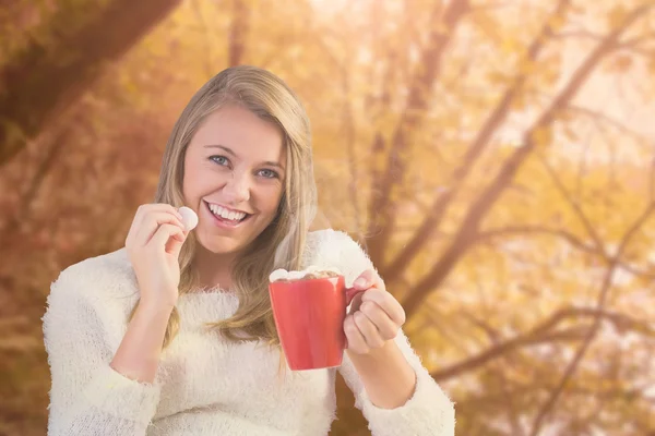 Blonde genieten van warme chocolademelk — Stockfoto