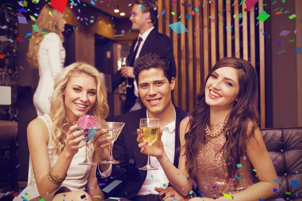 Amigos felices tomando una copa juntos — Foto de Stock