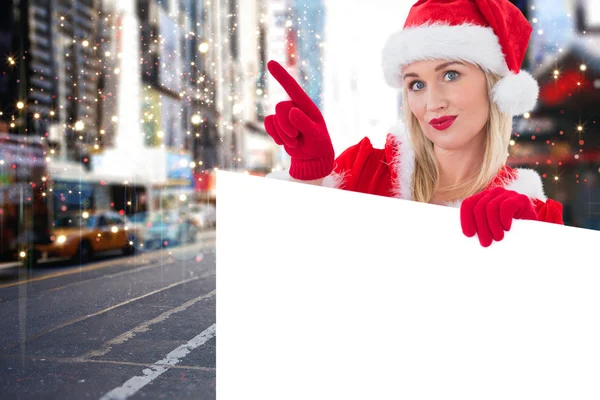 Rubia festiva mostrando tarjeta blanca — Foto de Stock