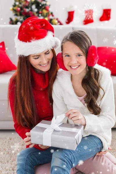 Madre e figlia festive che aprono un Natale — Foto Stock