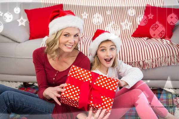 Madre e hija sonriendo a la cámara — Foto de Stock