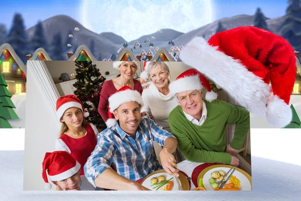 Pai em Papai Noel esculpindo frango — Fotografia de Stock