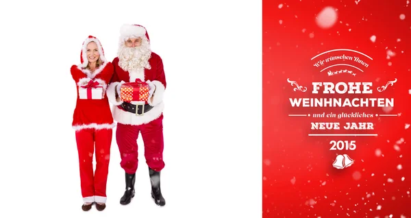 Papai Noel e Sra. Claus sorrindo para a câmera — Fotografia de Stock