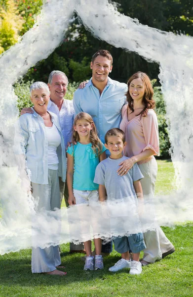 Famiglia sorridente e nonni nel parco — Foto Stock