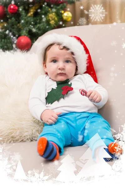 Chlapeček na gauči na Vánoce — Stock fotografie