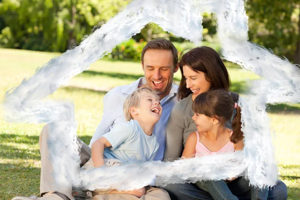 Família olhando para seu álbum de fotos — Fotografia de Stock