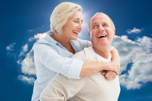 Glad äldre par ler mot varandra — Stockfoto