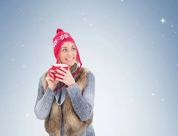 Loira em roupas de inverno segurando caneca — Fotografia de Stock