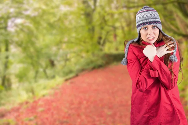 Холодная рыжая в пальто и шляпе — стоковое фото