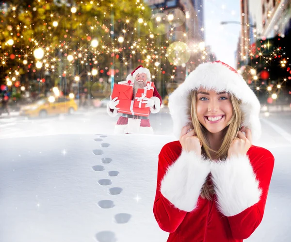 Kameraya gülümseyen güzel Noel Baba kız — Stok fotoğraf