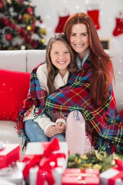 Mãe e filha festiva envolta em cobertor — Fotografia de Stock