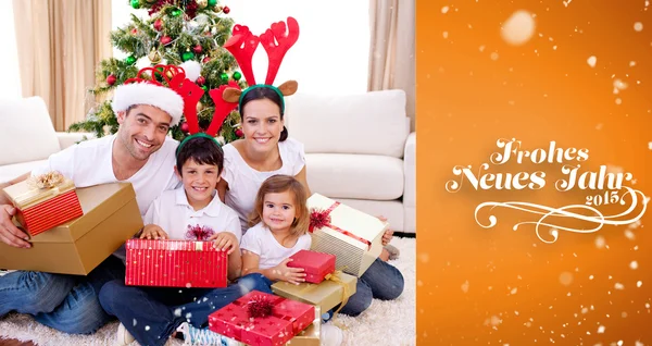 Família feliz celebrando o Natal em casa — Fotografia de Stock