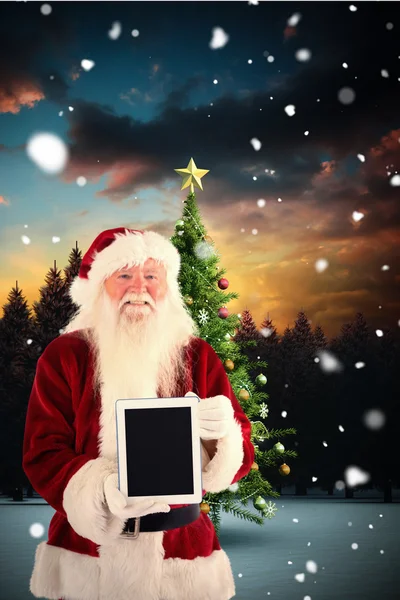 Weihnachtsmann präsentiert Tablet-PC — Stockfoto