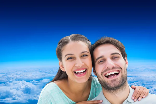Симпатичная пара улыбается в камеру — стоковое фото