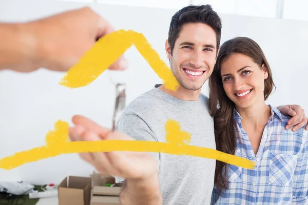Happy man being given a house key — Stock Photo, Image