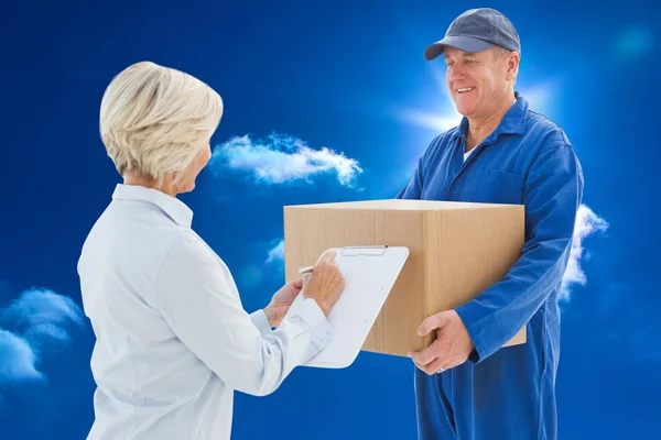 Homem de entrega feliz com o cliente — Fotografia de Stock