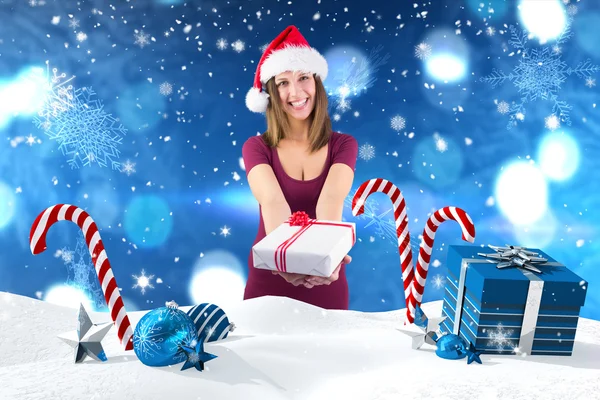 Świąteczny brunetka oferuje prezent — Zdjęcie stockowe