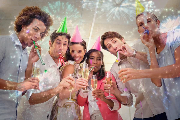 Equipe de negócios casual comemorando com champanhe — Fotografia de Stock