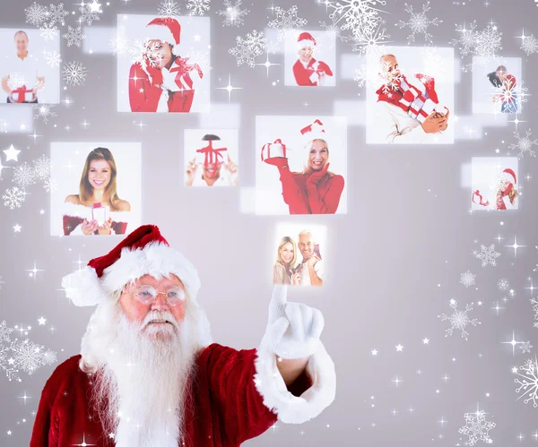 Zusammengesetztes Bild des Weihnachtsmannes, der zeigt — Stockfoto