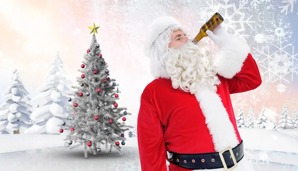 Pai Natal bebendo uma cerveja — Fotografia de Stock