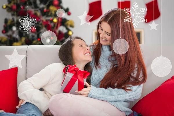 Madre e figlia festive con regalo — Foto Stock